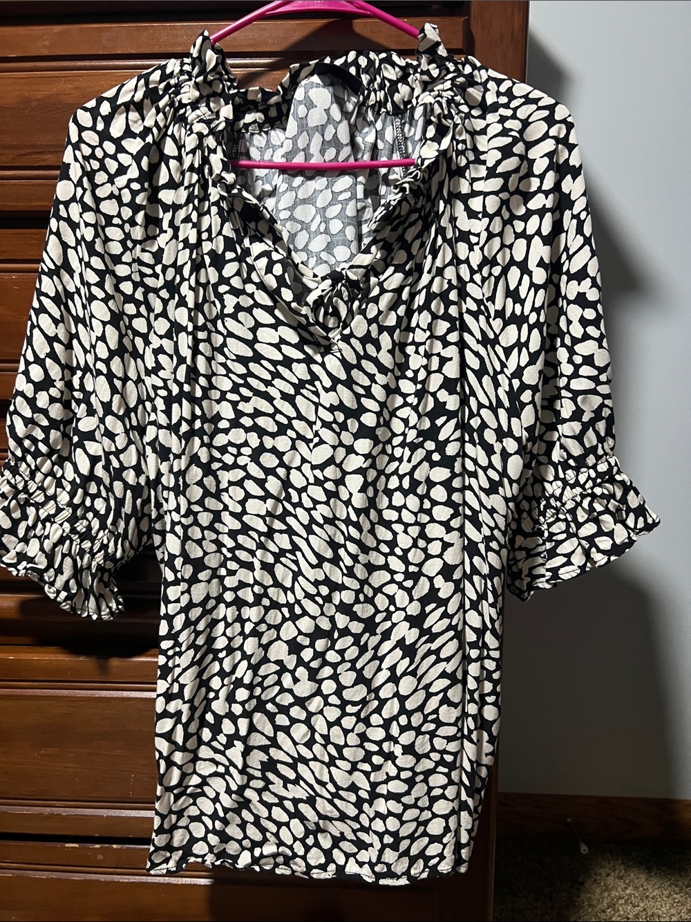 Who What Wear Black & White Pebble Print V-Neck Blouse